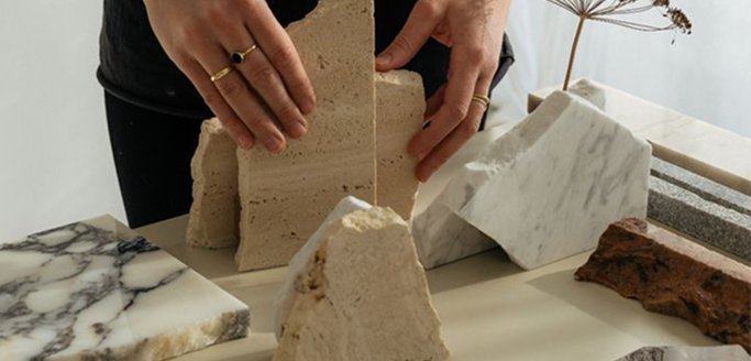 Yena postavlja komade kamena