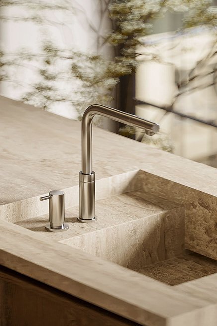 Cesma na kamenoj sudoperi